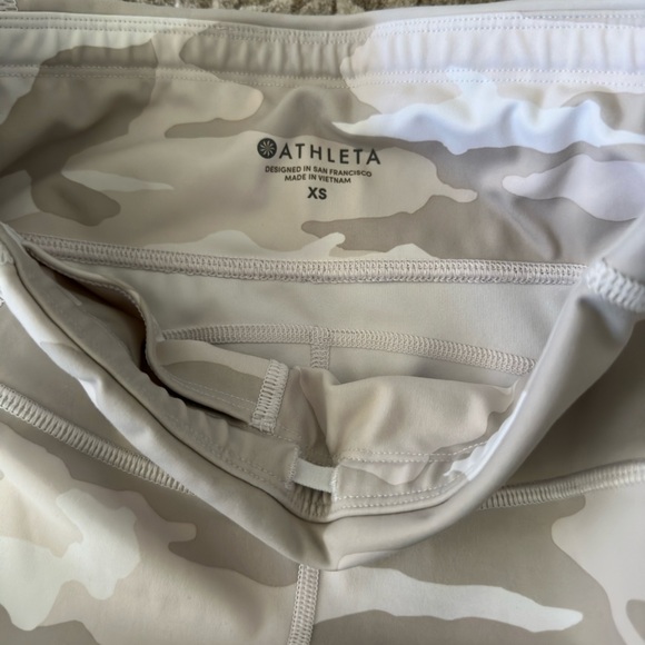 Athleta cropped 7/8 camo contender leggings - Picture 5 of 6